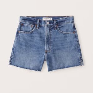 Abercrombie High Rise 4 Inch Mom Shorts in Medium Wash - size 24